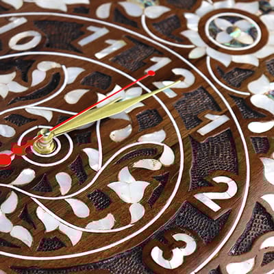 ساعة حائط خشبية مطعّمة بالصدف الطبيعي 32×49 سم